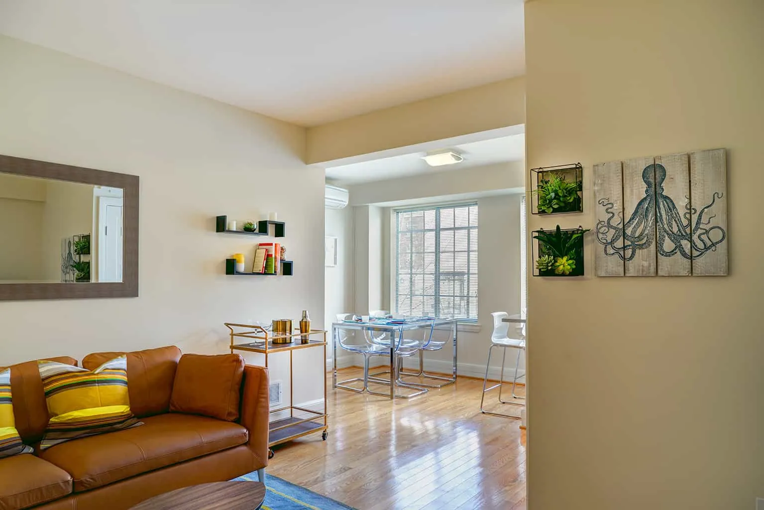 2000 Connecticut — interior photograph